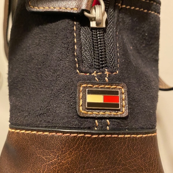 Tommy Hilfiger hand and purse/ crossbody - Picture 9 of 11